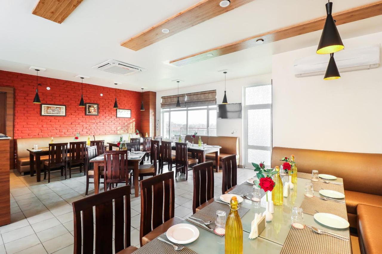 Hotel Grand 81 Faridabad Zewnętrze zdjęcie