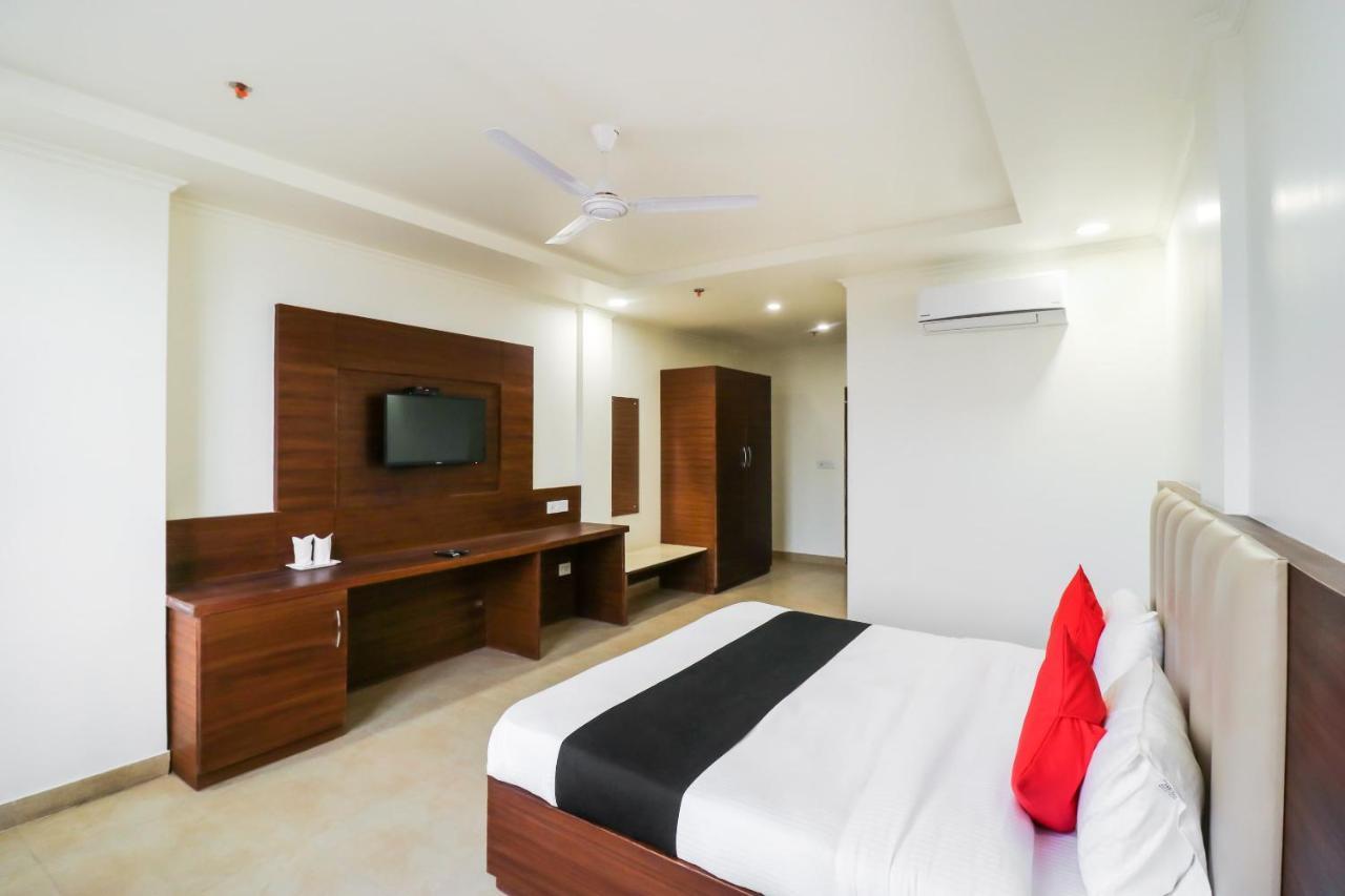 Hotel Grand 81 Faridabad Zewnętrze zdjęcie