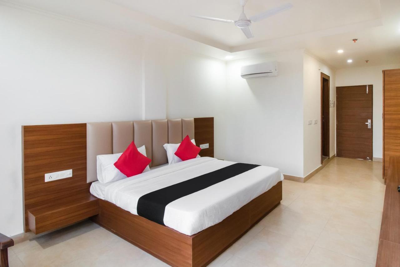 Hotel Grand 81 Faridabad Zewnętrze zdjęcie